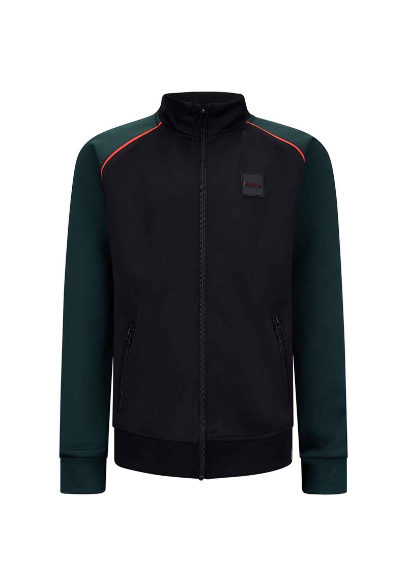 Zwarte jas met groene mouwen, rits aan de voorkant, hoge kraag en zijzakken. Heeft rode accentstiksels en een logo-patch op de borst.