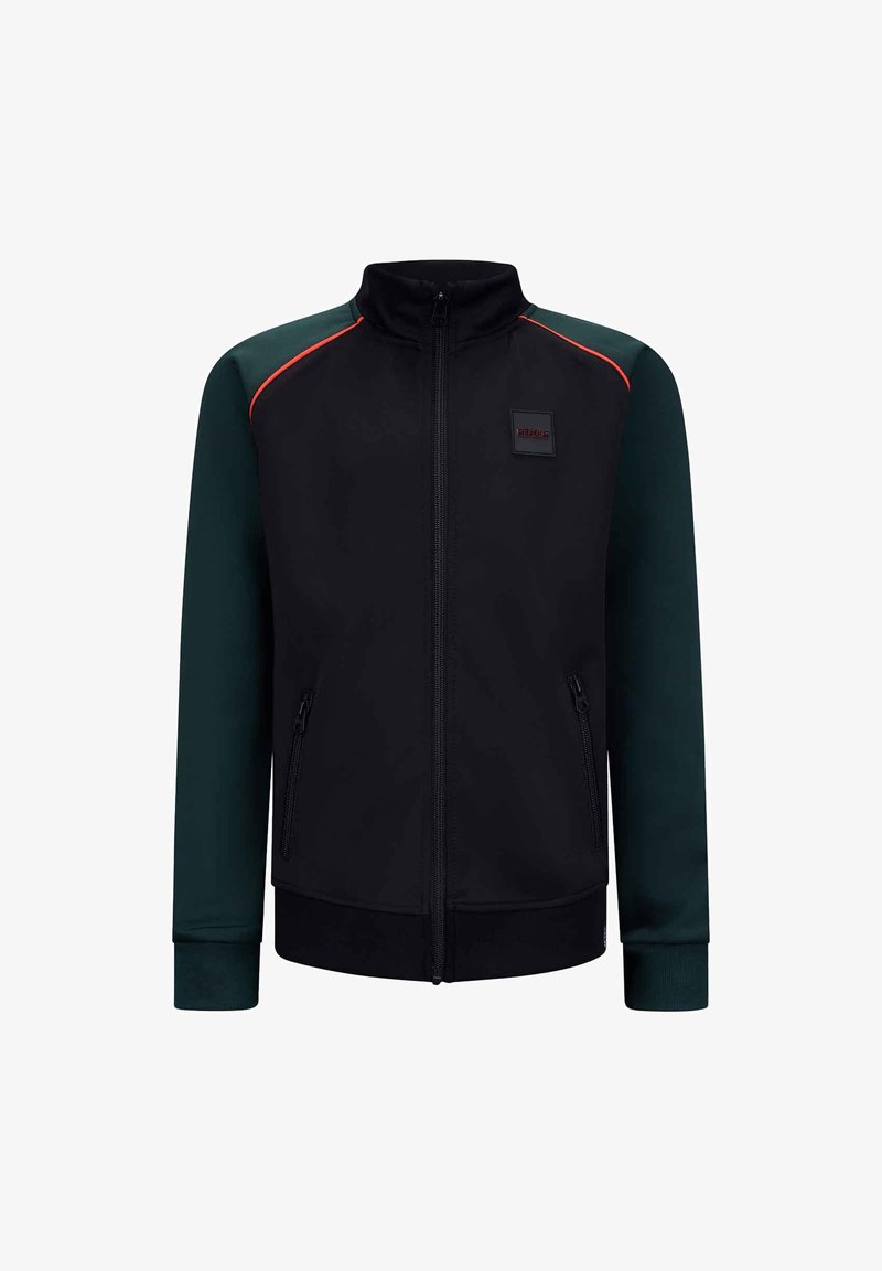 Zwarte jas met groene mouwen, rits aan de voorkant, hoge kraag en zijzakken. Heeft rode accentstiksels en een logo-patch op de borst.