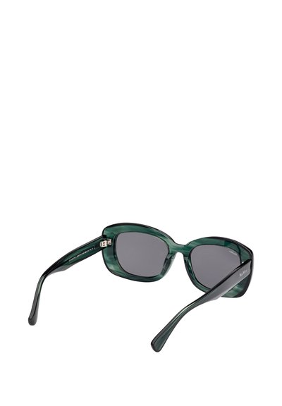 Przezroczyste zielone okulary przeciwsłoneczne z prostokątnymi soczewkami, nieco za dużym designem i czarnymi elementami na zausznikach. Charakteryzują się smukłą ramką i detalem zawiasu.