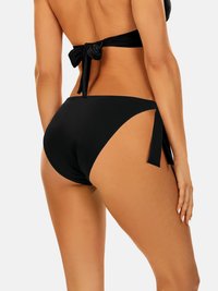 Czarny dół bikini z wysokim krojem nogawek, z boku związywany na troczki. Wykonany z gładkiego, elastycznego materiału. Prosty, minimalistyczny design.