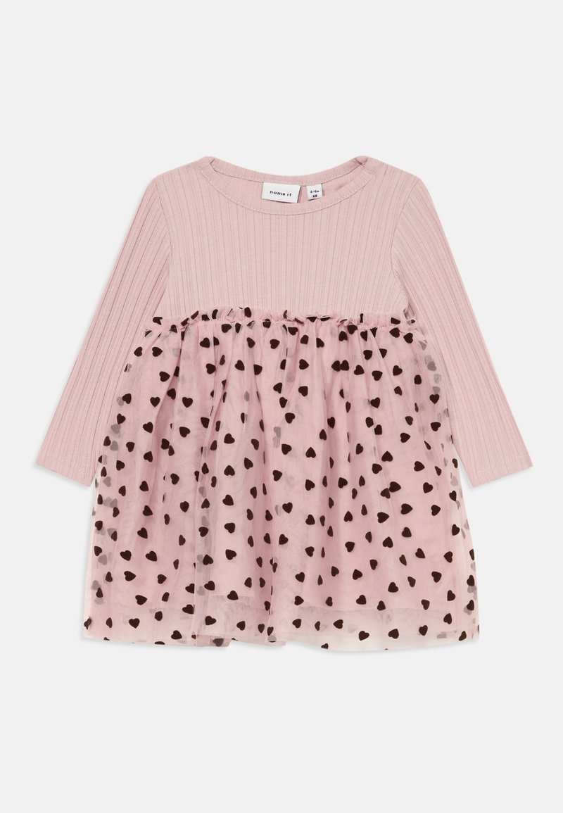 Rosa langärmliges Rippkleid mit durchsichtiger Tüllrock-Überlage, die mit schwarzen Herzmustern bedeckt ist, für Kinder in Größe 4-6 Jahre.