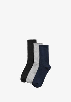 Tres pares de calcetines acanalados en negro, gris y azul marino. Cada calcetín tiene una altura hasta la mitad de la pantorrilla y una textura suave.