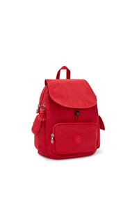 Mochila roja con un tejido texturizado, cierre de solapa, bolsillo frontal con cremallera, bolsillo lateral, logo circular y asa superior para llevar.