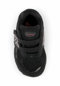 Mustikkasävyiset juoksukengät, joissa on verkkomateriaali ylhäällä, kaksi velcro-nauhaa, pehmustettu kaulus ja kumipohja, jossa on teksturoitu kuvio. Mukana logo-yksityiskohta.