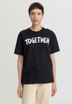 hessnatur Print T-shirt - schwarz