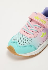 Könnyű sneaker, rózsaszín és mentazöld színátmenetes dizájnnal, hálós felsőrésszel, szellőzésért perforációkkal és gumitalppal.