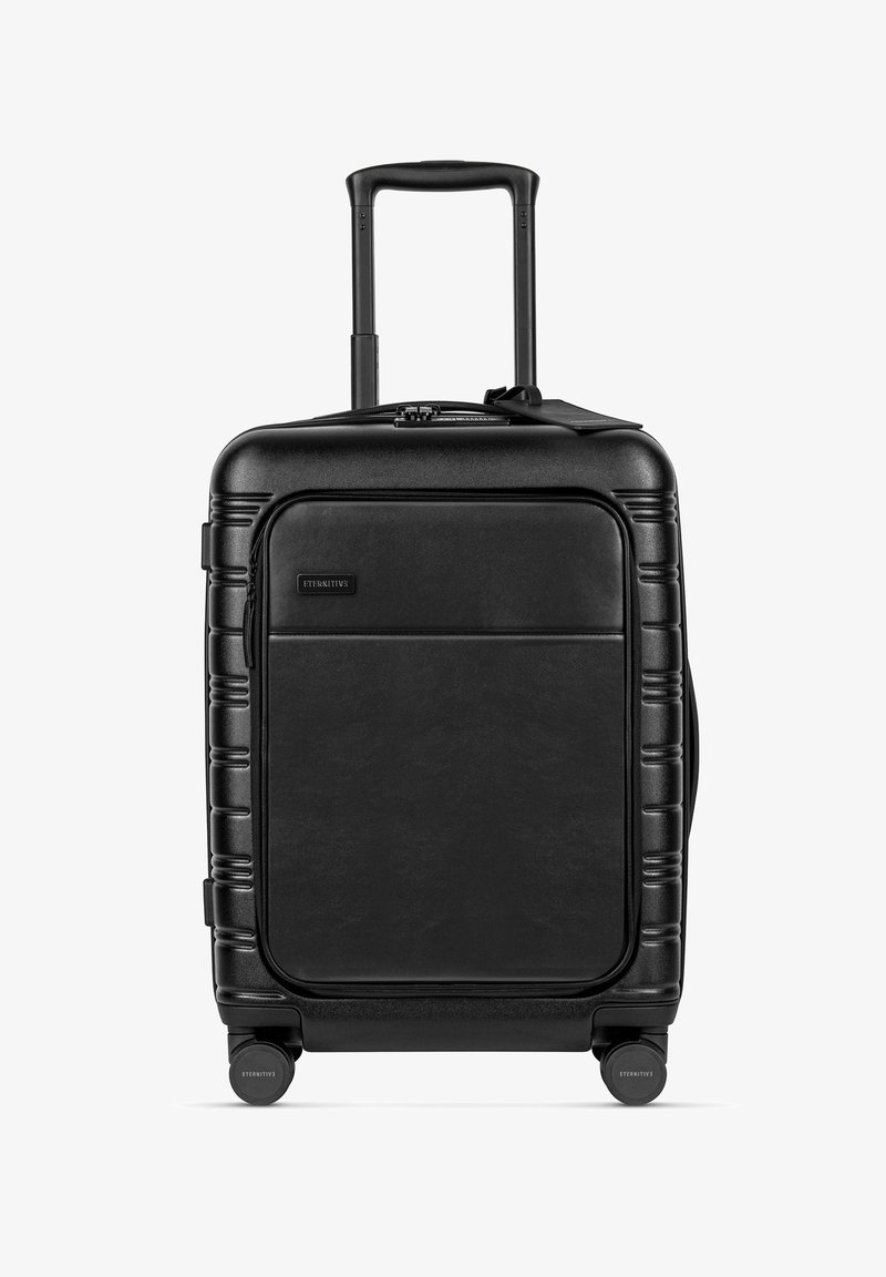 Schwarzer Hartschalenkoffer mit einer strukturierten Oberfläche, ausziehbarem Griff und vier Rädern. Verfügt über eine Fronttasche und ein elegantes Design.