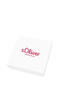 Scatola quadrata bianca con superficie liscia, con un logo rosso che reca la scritta "s.Oliver FASHION FOR LIFE" centrata sulla parte superiore.
