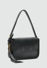 Borsa a tracolla in pelle nera con finitura testurizzata, forma rettangolare, dettaglio del logo perforato e una singola tracolla con elemento a frangia.