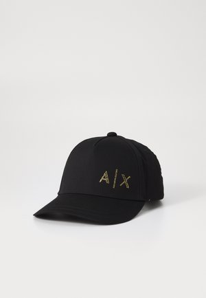 Zwarte baseballcap met een gebogen klep en een verstelbare achterkant, met een gouden "A/X" logo aan de voorkant. Gemaakt van gladde stof.