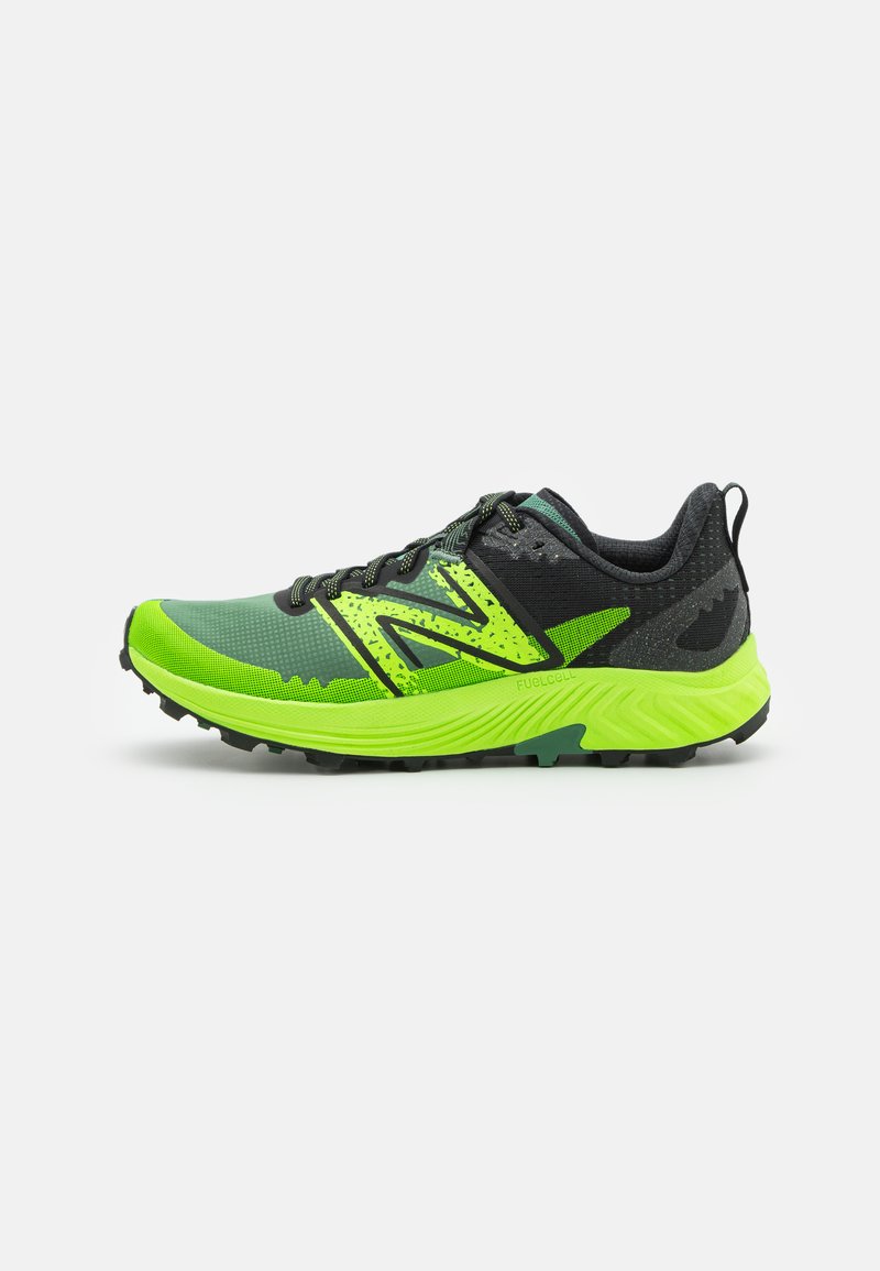Zapatillas de trail running en verde brillante y negro, con parte superior de malla, suela de goma texturizada y acentos de logotipo distintivos.