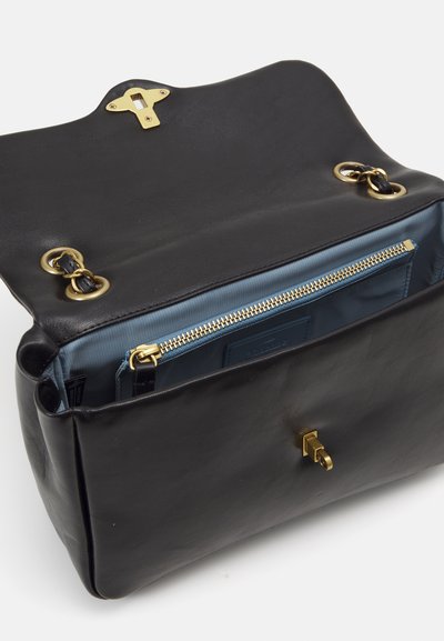Saco de couro preto com uma textura suave, apresentando um fecho de metal dourado e detalhes em corrente. O interior tem um forro azul e um bolso com fecho éclair.