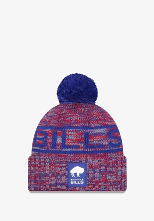 Bonnet en tricot rouge, bleu et gris avec un pompon sur le dessus, comportant un revers et le texte "BUFFALO BILLS" tissé dans le motif.