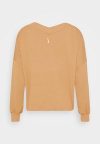Sudadera de manga larga y escote en V de color camel. Tejido suave con un ajuste holgado. Presenta un pequeño logo blanco en la parte trasera del cuello.