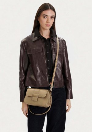 Lacoste, LACOSTE SAC BANDOULIÈRE LACOSTE CASUAL TAN - Handbag - tan f