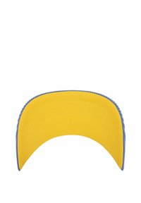 Gelbe Kappe mit einem gebogenen blauen Schirm. Die Kappe hat eine glatte Textur und eine Naht entlang der Schirmkante, die ein sauberes Design präsentiert.