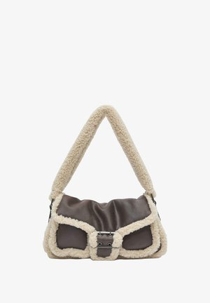 Braune Ledertasche mit cremefarbenem Lammfellbesatz, rundlicher Form, strukturierter Oberfläche und silbernem Metallverschluss als Akzent.