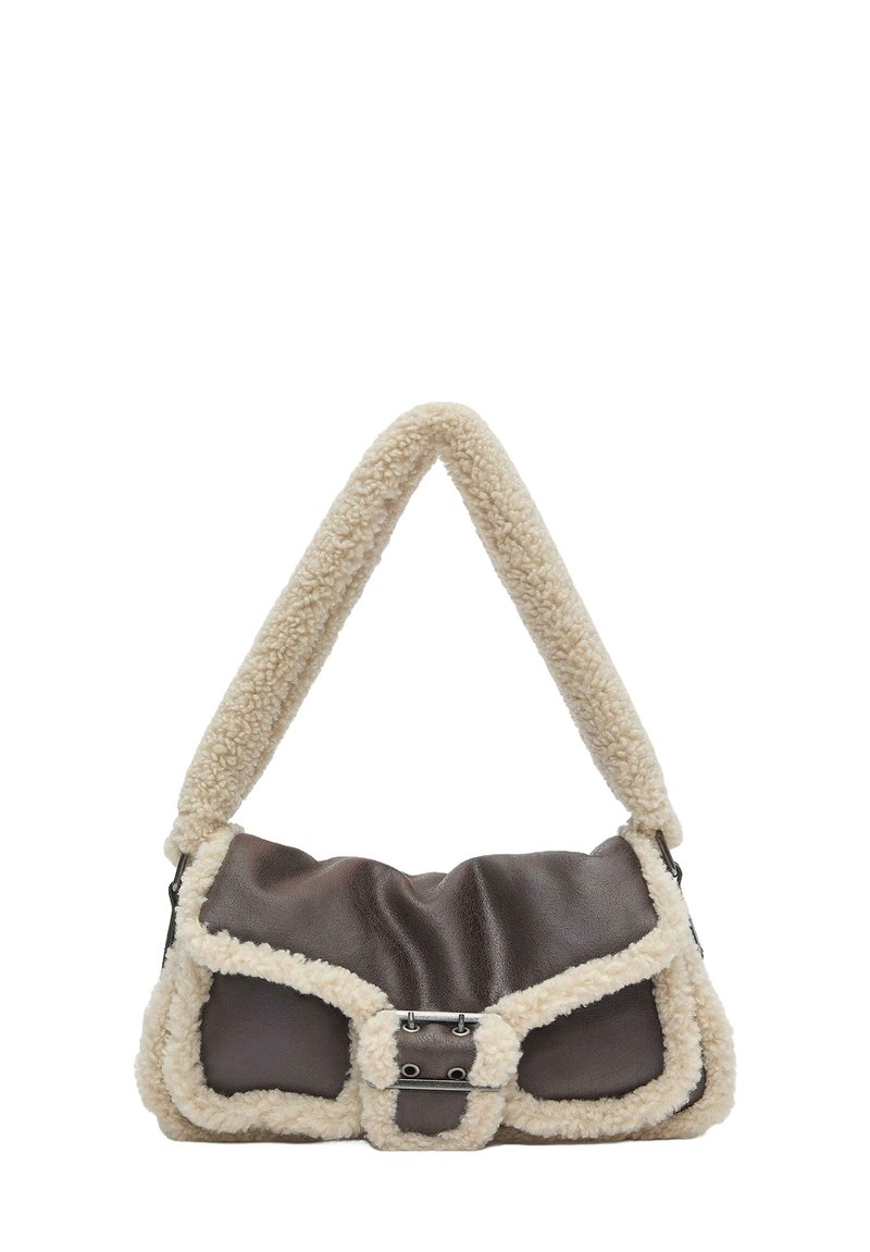 Borsa in pelle marrone con rifinitura in shearling color crema, caratterizzata da una forma arrotondata, una superficie textura e un fermaglio in metallo argento.
