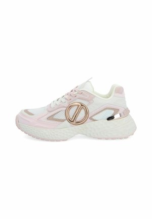 Chaussure de sport blanche et rose avec une tige en mesh, une semelle arrondie, un logo bien visible et des accents texturés sur la semelle intermédiaire.
