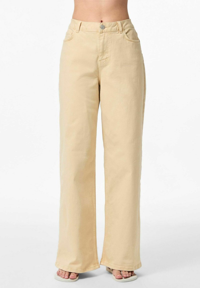 Pantalons larges beiges en mélange de coton. Comprend une taille haute, cinq poches et une fermeture à bouton. Texture lisse et coupe décontractée.