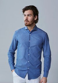 Lichtblauw button-up overhemd met lange mouwen, een puntige kraag en een gestructureerde stof. Heeft contrasterende knopen en een slim fit ontwerp.