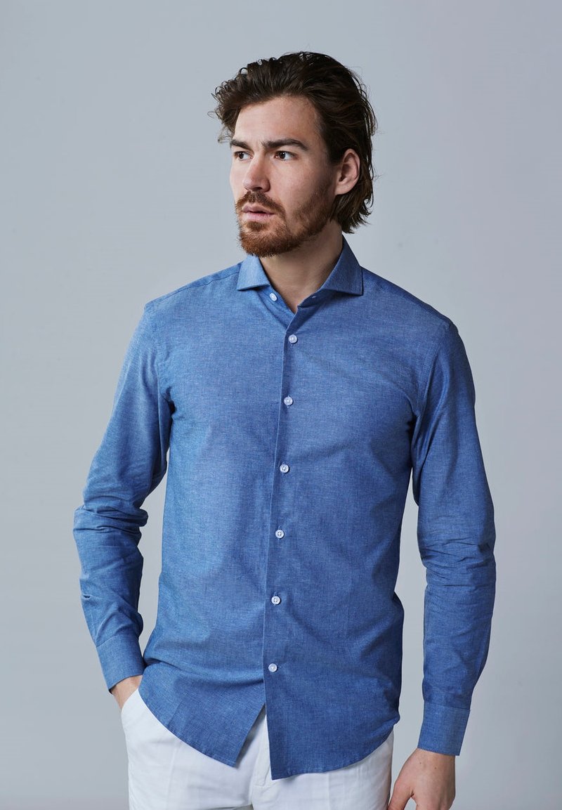 Lichtblauw button-up overhemd met lange mouwen, een puntige kraag en een gestructureerde stof. Heeft contrasterende knopen en een slim fit ontwerp.