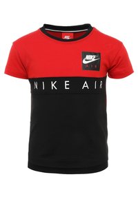 Korte mouwen rode en zwarte Nike Air t-shirt met logo patch op de borst en "NIKE AIR" tekst in het midden.