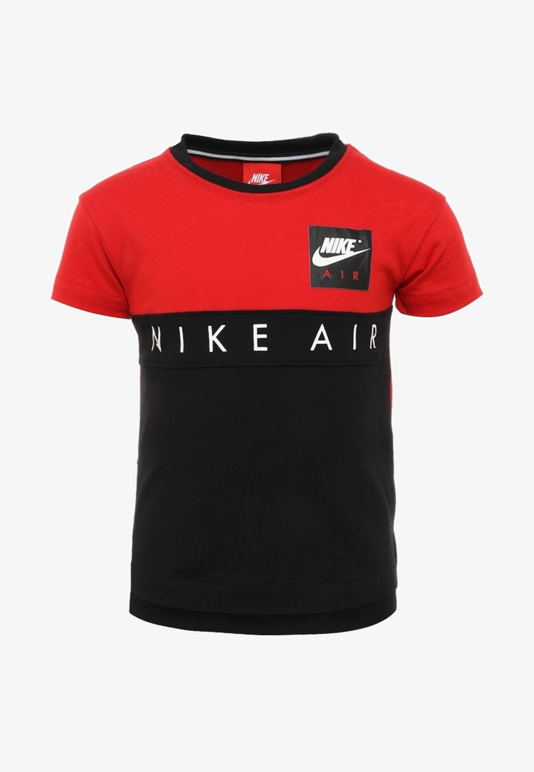 Korte mouwen rode en zwarte Nike Air t-shirt met logo patch op de borst en "NIKE AIR" tekst in het midden.