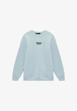 Lichtblauwe crewneck trui met de tekst "Golf State Strike True" in het zwart gedrukt op de borst, lange mouwen, en geribbelde boorden aan mouwen en zoom.