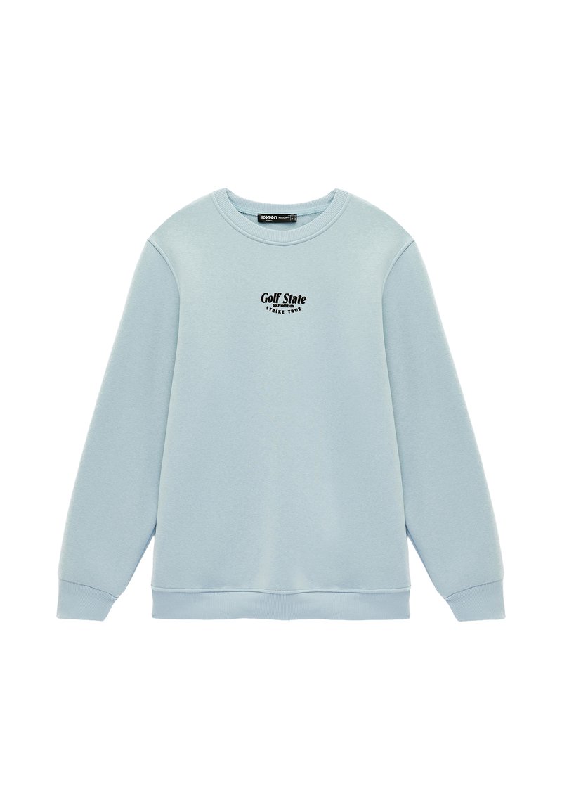 Lichtblauwe crewneck trui met de tekst "Golf State Strike True" in het zwart gedrukt op de borst, lange mouwen, en geribbelde boorden aan mouwen en zoom.