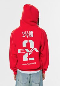 Rote Kapuzenjacke mit einem großen weißen Grafikdesign auf der Rückseite, das japanischen Text und das Design "EVA 02" zeigt. Aus weichem Stoff mit lässiger Passform.