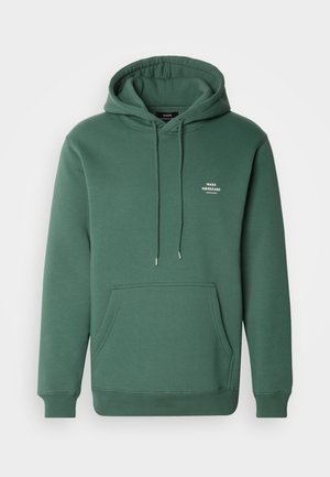 Grønn hettegenser laget av mykt materiale, med en frontlomme, snor og en liten hvit logo på brystet. Klassisk snitt og ribbestrikkede mansjetter.