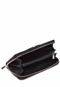 Portafoglio nero con zip, con un esterno texturizzato, hardware dorato, più slot per carte e un compartimento centrale con zip per le monete. Vista aperta.
