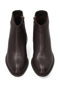 Hnědé kožené kotníkové boty s hladkým povrchem, špičatou špičkou a bočními zipy. Minimalistický design s elegantním tvarem a plochou gumovou podrážkou.