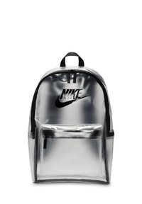 Gjennomsiktig Nike ryggsekk, med svarte detaljer, en frontlomme med glidelås, og Nike-logoen tydelig synlig. Glatt, blankt materiale.