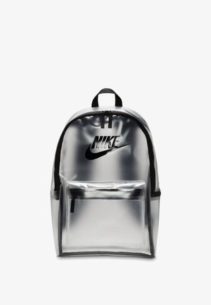 Sac à dos transparent Nike, avec des accents noirs, une poche zippée à l'avant et le logo Nike affiché en évidence. Matériau lisse et brillant.
