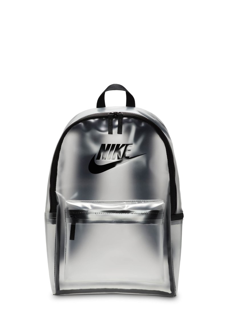 Gjennomsiktig Nike ryggsekk, med svarte detaljer, en frontlomme med glidelås, og Nike-logoen tydelig synlig. Glatt, blankt materiale.