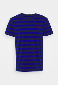 Gestreiftes T-Shirt in Blau und Schwarz aus Baumwolle, mit klassischem Rundhalsausschnitt und kleinem roten Logo auf der linken Brust, mit kurzen Ärmeln.