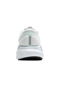 Weiße Sportschuhe mit einer strukturierten mintgrünen Ferse, einer gepolsterten Sohle und einem dezenten blauen Akzent, entworfen für Komfort und Unterstützung.