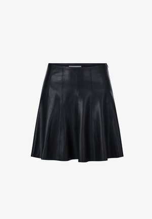 Falda de cuero negro con un diseño acampanado, presenta costuras verticales, textura suave y un corte de longitud media. Sin hardware ni acentos visibles.