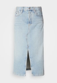 Lyseblå denimskjørt med frontslitt, knappelukking og beltehemper. Har falmet vask og synlige sømdetaljer.