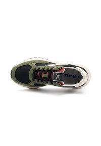 Zapatillas verde y negras con parte superior de malla y ante, acentos rojos y suela blanca salpicada. Marca visible en la lengüeta.