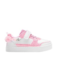 Sneaker rosa e bianco con dettagli glitterati, una chiusura in velcro e decorazioni floreali sul tallone. Materiale liscio e design moderno.