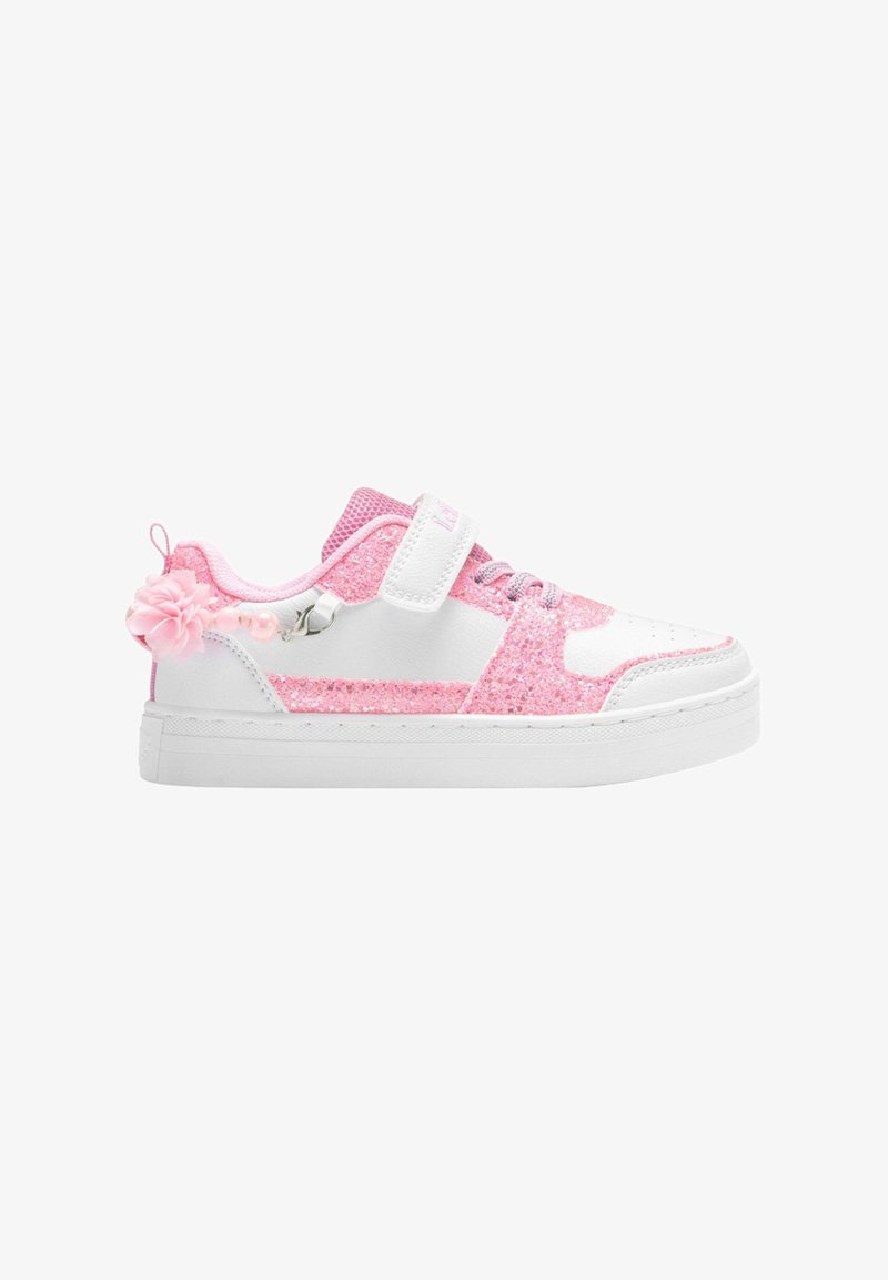 Sneaker rosa e bianco con dettagli glitterati, una chiusura in velcro e decorazioni floreali sul tallone. Materiale liscio e design moderno.