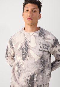 Scotch & Soda PRINTED DROPPED SHOULDER - Strickpullover - eggnog/grey