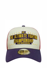 UFC-Cap mit cremefarbenem Vorderteil und rotem Netzrücken, versehen mit lila und gelb gesticktem Text. Verstellbarer Sitz mit gebogenem Schirm.