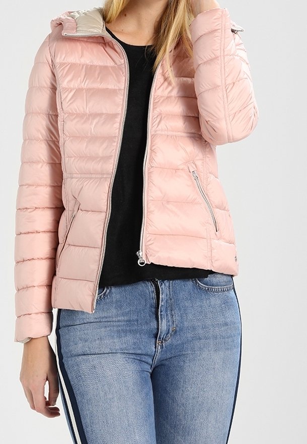 Jasnoróżowa kurtka puchowa z zapięciem na zamek z przodu, pikowany fason i kontrastowy, jasny kołnierz. Dwie kieszenie boczne z zamkami.