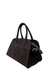 Tmavě hnědá semišová kabelka s dvěma zaoblenými rukojeťmi, zipovým zavíráním a prošívanými detaily. Má strukturovaný tvar a měkkou texturu.
