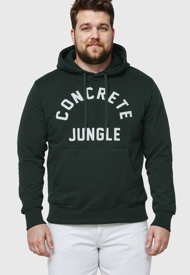 Ciemnozielona bluza z kapturem z nadrukiem "CONCRETE JUNGLE" w kolorze białym, posiada kieszeń z przodu, kaptur ze sznurkiem oraz ściągacze przy rękawach i u dołu.