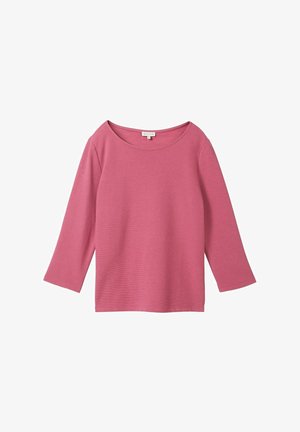 Ružičasta majica dugih rukava s okruglim izrezom i rukavima do tri četvrtine; napravljena od teksturirane, meke tkanine. Nema vidljivih uzoraka ili akcenta.